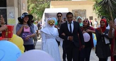 بالصور.. "كوشة وزفة ومعازيم" داخل حرم جامعة حلوان