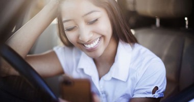 احذر..وجود الهاتف الذكى داخل السيارة يسبب الحوادث حتى دون استخدامه
