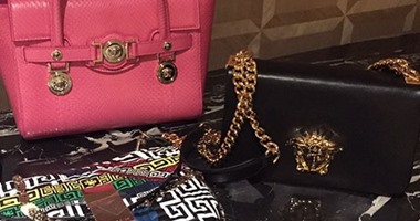شاهد.. "هدية" تلقتها نيكى ميناج بإمضاء "Versace"