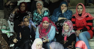 بالصور.. موظفات هيئة الأوقاف يفترشن سلالم الهيئة لمنع القيادات من الدخول