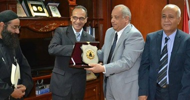 هيثم الحاج على يفتتح معرض هيئة الكتاب فى جامعة السادات
