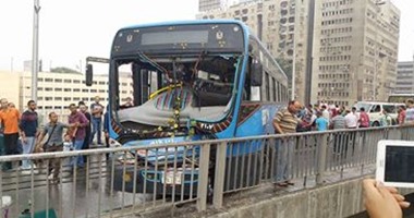 انتظام المرور بعد رفع آثار حادث اصطدام أتوبيس بسور كوبرى العباسية