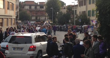 بالصور.. جماهير فيورنتينا تحتشد خارج مقر إقامة الفيولا قبل قمة روما