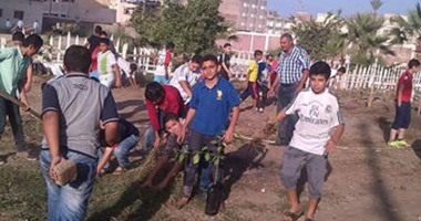 صحافة مواطن.. مدير مدرسة بلطيم بكفر الشيخ يستغل الطلاب فى رفع القمامة