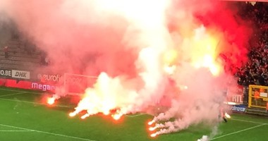 بالصور.. الشماريخ توقف مباراة فى الدورى البلجيكى