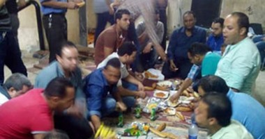 موظفو الأوقاف المضربون يتناولون الإفطار داخل ديوان الهيئة
