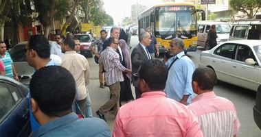 بالصور.. رئيس هيئة الأوقاف يغادر من الباب الخلفى خوفا من وقفة الموظفين
