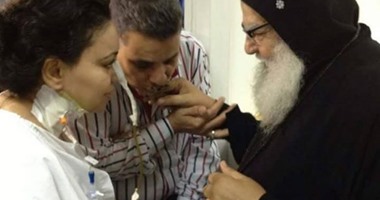 الأنبا موسى يغادر غرفته بالمستشفى ويزور المرضى بالغرف المجاورة