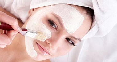 3 ماسكات طبيعية لتفتيح البشرة وترطيبها.. ومن مطبخك