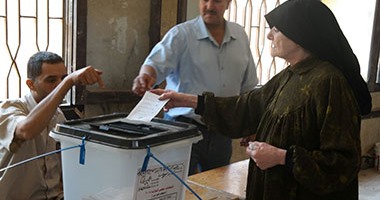 منتقبة تصطحب طفلتها بعلم مصر بلجنة انتخابات بالبدرشين وتؤكد: ربنا يحمى مصر