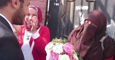 طالب بجامعة الأزهر يُهدى زميلته المنتقبة بوكيه ورد ويعلن خطبته عليها
