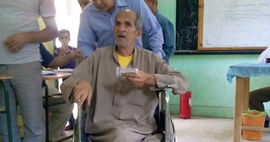 مسن من على كرسى متحرك: شاركت فى الانتخابات علشان أضرب مثل للشباب