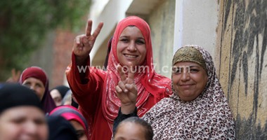 بالصور.. المئات من أهالى قرية الرقة بالعياط يدلون بأصواتهم فى جولة الإعادة