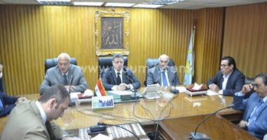 بالصور.. وزير القوى العاملة يهرب من مواجهة عمال المحلة ويكتفى باجتماع المحافظة.. العمال: تصريحات جمال سرور لا تسمن ولا تغنى من جوع وبها تهديدات صريحة.. والوزير: حل الأزمة خلال 48 ساعة بعد فض الإضراب