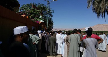 بالصور.. حشود الناخبين فى الطوابير أمام لجان القرى فى الأقصر