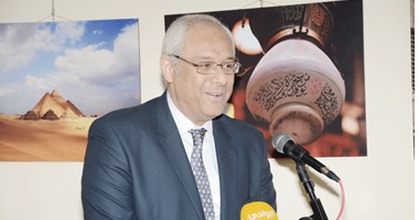 السفير المصرى بالكويت يفتتح معرض الفنان محمد خاطر