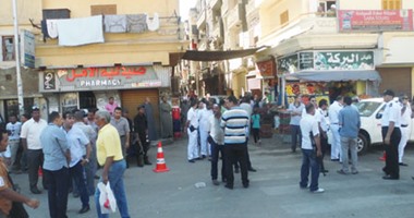بالصور.. انتشار أمنى أمام مدرسة صلاح الدين بالأقصر لإبعاد أنصار مرشح تجمهروا لتأييده.. والحاجة "صيصة" تدلى بصوتها وتؤكد: "لابد من دعم الرئيس السيسى المُحب لمصر"
