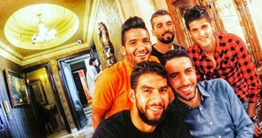 الأهلى يتحدى الأزمات بـ"اللمّة والعزومات".. الكابيتانو والمدفعجى يُعيدان أجواء "الولائم" فى القعة الحمراء ..تريكة والصقر وجمعة أصحاب براءة اختراع الفكرة.. واللاعبون يؤكدون أن التجمّعات تحارب "العصبية"