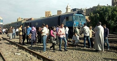 أهالى بالإسكندرية يعترضون قطارات مرسى مطروح بعد غرق منازلهم بمياه الأمطار