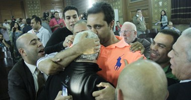 أحمد مرتضى يخرج من مقر اللجنة العامة محمولا على الأعناق