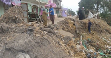 الخوف يسيطر على أهالى قرية بالشرقية نتيجة تسرب المياه لمنازلهم 