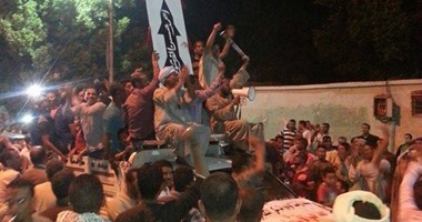 نائب أرمنت بالأقصر يعيد 55 عامل بعد فصلهم من مصنع السكر