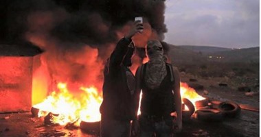 بالصور.. فلسطينون يلتقطون "سيلفى" أثناء مواجهتهم الموت