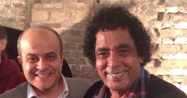 بالصور.. محمد منير يغنى مع فريق "كايروستبس" الألمانى