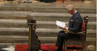 بالصور.. ولى عهد بريطانيا يحيى ذكرى "مذبحة الأرمن" فى كنيسة وستمنستر