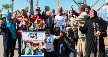 بالصور.. متظاهرو القائد إبراهيم يرفعون صور الرئيس السيسى مع حاكم دبى