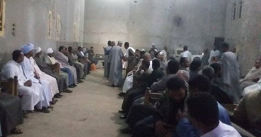 بالصور.. وفد من رجال الدين المسيحى يهنئ النائب الفائز بإدفو