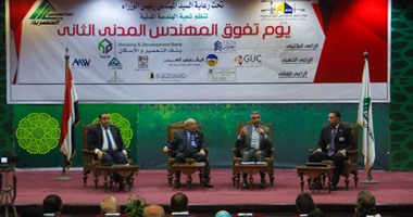 وزير النقل بمؤتمر المهندسين:نعانى من نقص خبرات المهندس المدنى حديث التخرج ولا يمكن قبول 3 آلاف جنيه كمرتب..الجيوشى:المرحلة الأولى من المشروع القومى للطرق عانت من هجرة المهندسين المدنيين إلى الخليج