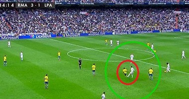 هل رونالدو يستحق الطرد لاعتدائه على لاعب لاس بالماس بدون كرة ؟