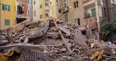 بالصور.. مسلسل انهيار عقارات الإسكندرية عرض مستمر.. سقوط عقار جديد من 5 طوابق بمنطقة كليوباترا شرق المحافظة.. وإخلاء 3 عقارات مجاورة للعقار المنكوب.. وإخلاء آخر بمنطقة غيط العنب بعد سقوط أجزاء منه