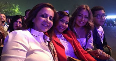ليلى علوى تنشر صورا بصحبة نجلها خالد وشيرين أثناء مشاركتهم حفل "يانى"