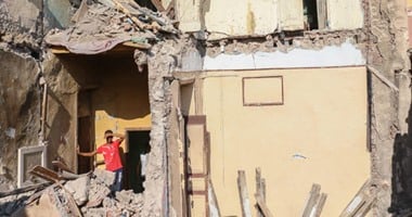 أهالى يوقعون إقرار إقامة على مسئوليتهم فى عقارات آيلة للسقوط بالإسكندرية 