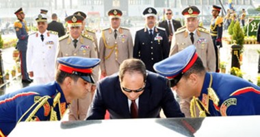 بالصور.. الرئيس السيسى يضع أكاليل الزهور على قبر الجندى المجهول والزعيمين عبد الناصر والسادات فى ذكرى انتصارات أكتوبر.. ويجتمع بالمجلس الأعلى للقوات المسلحة.. ووزير الدفاع: قادرون على حماية الوطن 