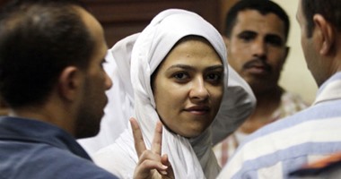 "شاكيرا" تشير بعلامة النصر فى جلسة نظر الاستئناف على حبسها 6 أشهر