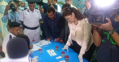 بالصور.. إجراء التحاليل للسائقين داخل مقر المدارس للتأكد من عدم تعاطيهم المخدرات.. "عمرو عثمان" يعلن اكتشاف أول حالة تعاطى هيروين بالجيزة.. وزيرة التضامن: تحويل المتعاطين للمخدرات للنيابة العامة