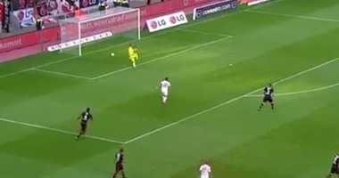 بالفيديو.. حارس يسقط فى خطأ فادح بالدورى الألمانى