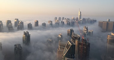 بالصور.. الضباب يغطى سماء دبى و تحذيرات من تأثيره على حركة الملاحة