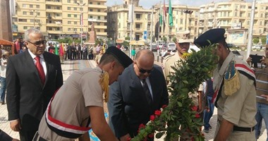 محافظ الدقهلية يضع إكليلا من الزهور على النصب التذكارى للجندى المجهول