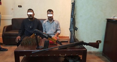 حبس عاطلين لحيازتهما 3 بنادق وعشرات الطلقات بالحوامدية