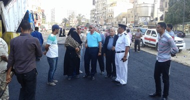 بالصور.. محافظ السويس يتابع رمى طبقة الأسفلت الأولى بشارع الجيش