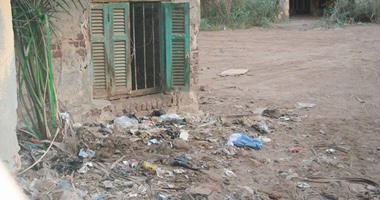 بالصور.. منزل عائلة "الجمسى" بالبتانون فى شبين الكوم "فى قبضة الإهمال".. تحول ساحته إلى "مقلب قمامة".. ومسئولو المركز يتجاهلون دوره التاريخى.. وأهالى القرية: "كلنا مسئولون عن المهزلة دى"