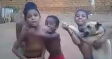 ملايين المشاهدات لمقطع فيديو لأطفال يرقصون مع كلب