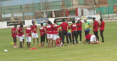 بالصور.. لاعبو الأهلى يتدربون "حُفاة" بأمر زيزو