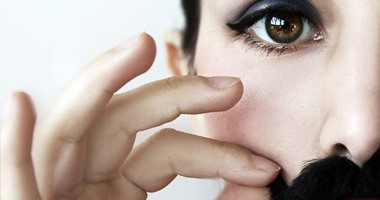 البنت المصرية تتمرد على قهر المجتمع للستات وعلى كل العيب واللى ميصحش.. بتسكن لوحدها.. وبتركب سكوتر.. وبتلعب كرة قدم.. وكمان بتحلق شعرها زيرو