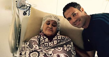 حسنى عبدربه يطمئن على والدته بعد إجراء عملية جراحية