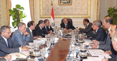 رئيس الحكومة يبحث مع 3 وزراء مشروعات المؤتمر الاقتصادى